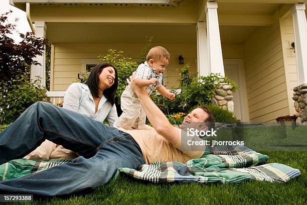 Nuova Famiglia A Casa - Fotografie stock e altre immagini di Famiglia a casa - Famiglia a casa, Giardino ornamentale, Ambientazione esterna