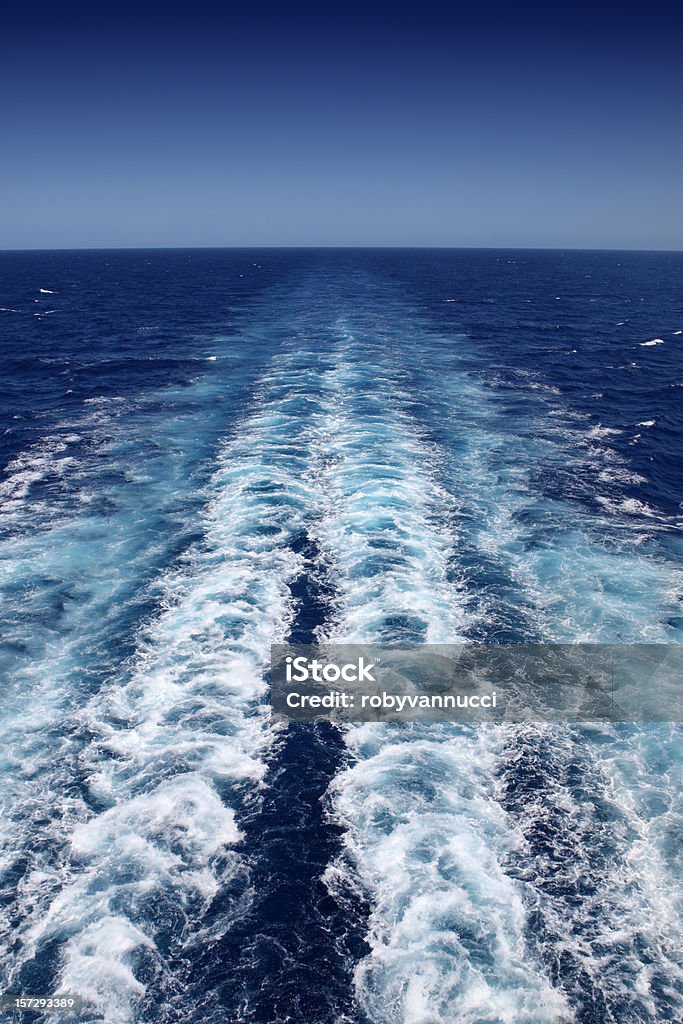 Disfrute de un barco en el mar azul; fondo - Foto de stock de Agua libre de derechos