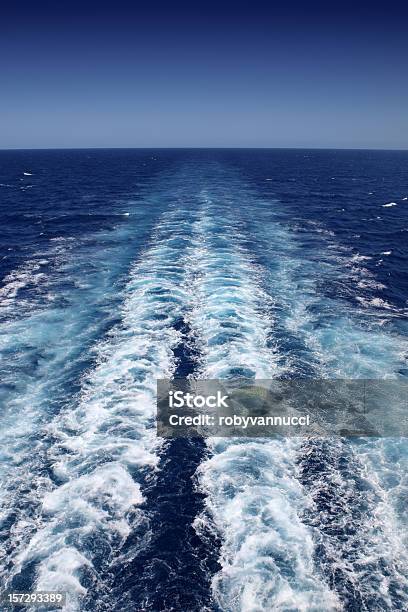 Disfrute De Un Barco En El Mar Azul Fondo Foto de stock y más banco de imágenes de Agua - Agua, Azul, Color - Tipo de imagen