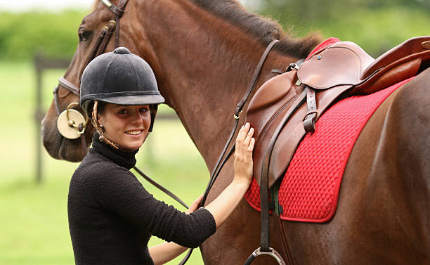 garota preparando para passeios a cavalo, noruega - white purebred horse riding sports traditional sport - fotografias e filmes do acervo