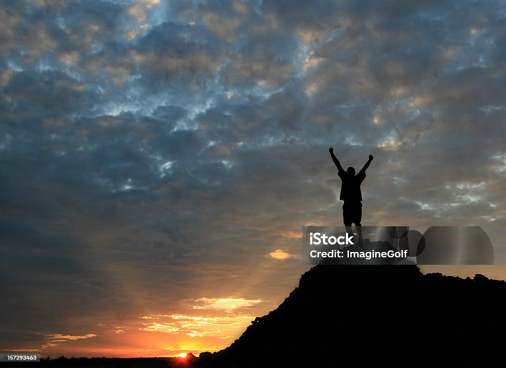 Identifiable homme debout au sommet de la montagne avec Bras en l'air - Photo de Aspiration libre de droits