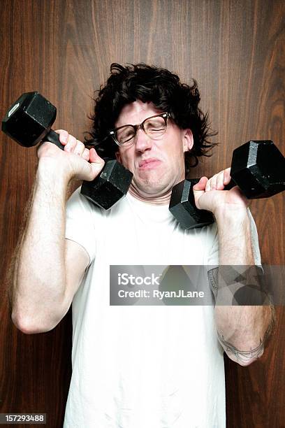 Foto de Nerd Jovem Homem Exercerlevantamento De Peso e mais fotos de stock de Exercício físico - Exercício físico, Exercício de relaxamento, Fracasso