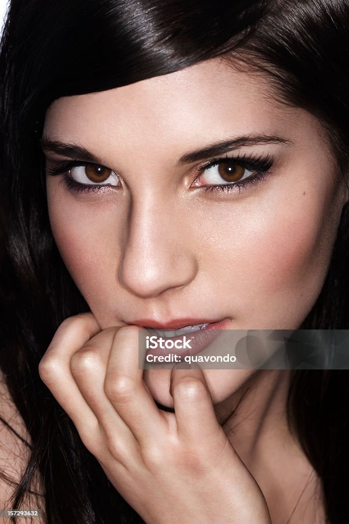 Brunette foto de belleza de mujer joven modelo de modas, primer plano - Foto de stock de Morderse el labio libre de derechos