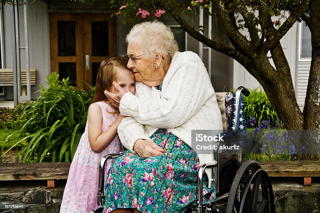 Grande nonne 90° compleanno festa - Foto stock royalty-free di Abbracciare una persona