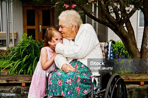 Grande Nonne 90 Compleanno Festa - Fotografie stock e altre immagini di Abbracciare una persona - Abbracciare una persona, Adulto, Adulto in età matura