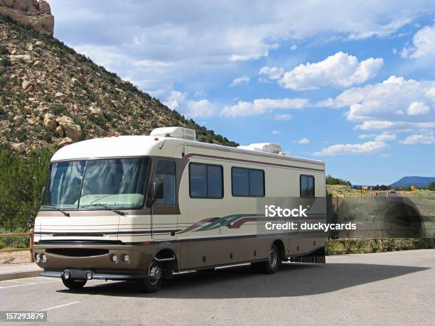 Motorhome Aparqué En Una Ubicación Panorámica En Nuevo México Eeuu Foto de stock y más banco de imágenes de Autocaravana