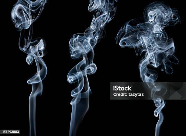 Foto de Writhing Fumaça e mais fotos de stock de Fundo preto - Fundo preto, Nuvem, Cor Preta