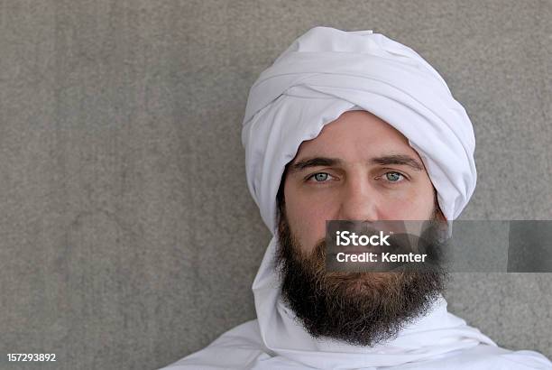Arab Patrzeć Poważne - zdjęcia stockowe i więcej obrazów Guru - Guru, Turban, Ludność Bliskiego Wschodu