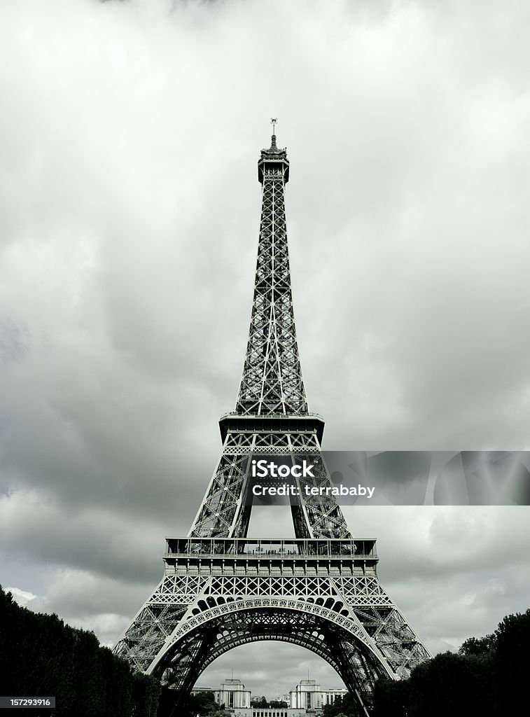 Tour Eiffel em Paris - Foto de stock de Céu Tempestuoso royalty-free