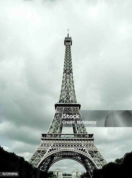 Foto de Tour Eiffel Em Paris e mais fotos de stock de Céu Tempestuoso - Céu Tempestuoso, Torre Eiffel, Alto - Descrição Geral