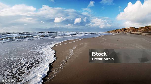 Foto de Ondas Rolando Uma Tempestade Praia No Løkken Dinamarca e mais fotos de stock de Areia