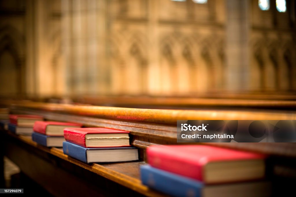 Holy Bibel auf der Bank - Lizenzfrei Kirchenbank Stock-Foto