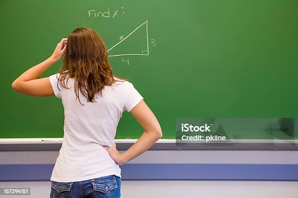 Betrachten Sie Das Problem Stockfoto und mehr Bilder von Dreieck - Dreieck, Lösung, Mädchen