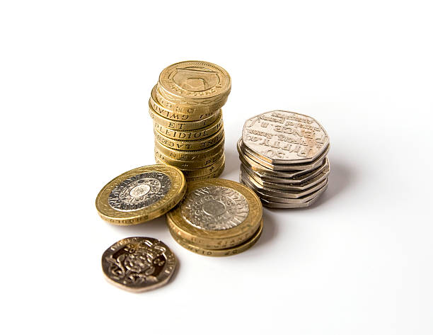 drei berge von silber und gold-münzen - british coin british currency currency uk stock-fotos und bilder