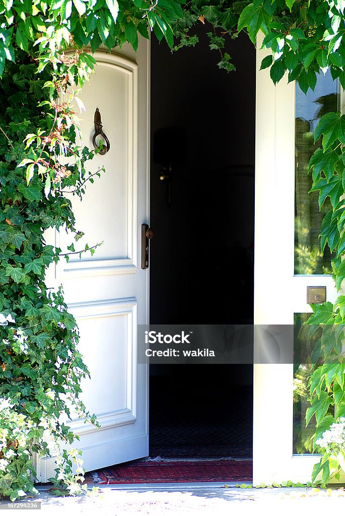 Открытая дверь-же закрыт в портфолио - Стоковые фото Абстрактный роялти-фри