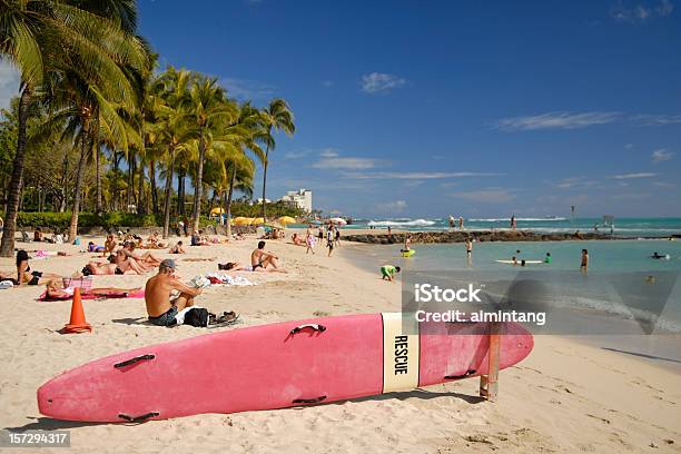 Photo libre de droit de Détendezvous À Waikiki Beach banque d'images et plus d'images libres de droit de Surf - Surf, Waikiki Beach, Vague déferlante