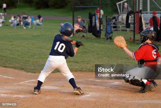 Ragazzi Alla Partita Di Baseball - Fotografie stock e altre immagini di Baseball - Baseball, Bambino, Difendere