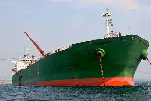 petróleo crudo cisterna del lazo vista frontal - supertanker fotografías e imágenes de stock