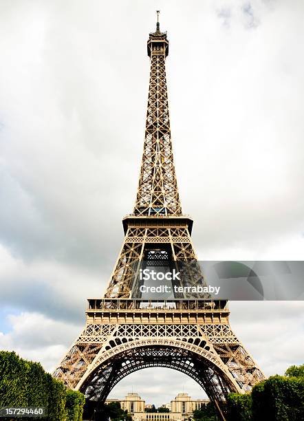 Wieża Eiffla W Paryżu Francja - zdjęcia stockowe i więcej obrazów Architektura - Architektura, Budynek z zewnątrz, Chmura
