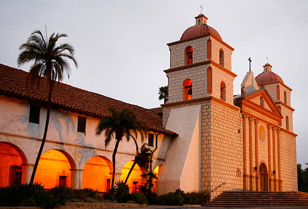 santa barbara na califórnia: missão na luz do amanhecer - mission santa barbara imagens e fotografias de stock