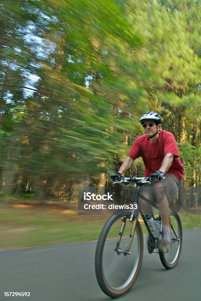 Photo libre de droit de De Vtt banque d'images et plus d'images libres de droit de Faire du vélo - Faire du vélo, Hommes, Vitesse