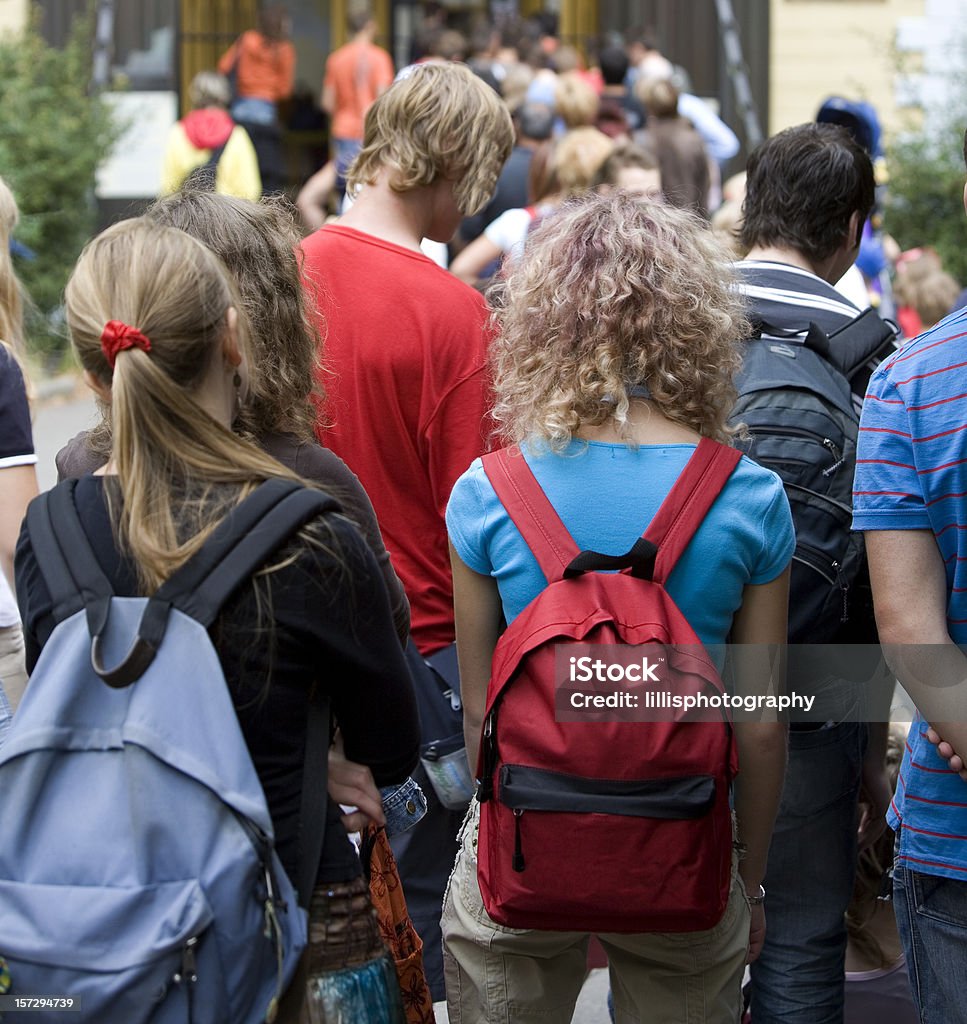 Personas esperando en línea - Foto de stock de Adolescente libre de derechos