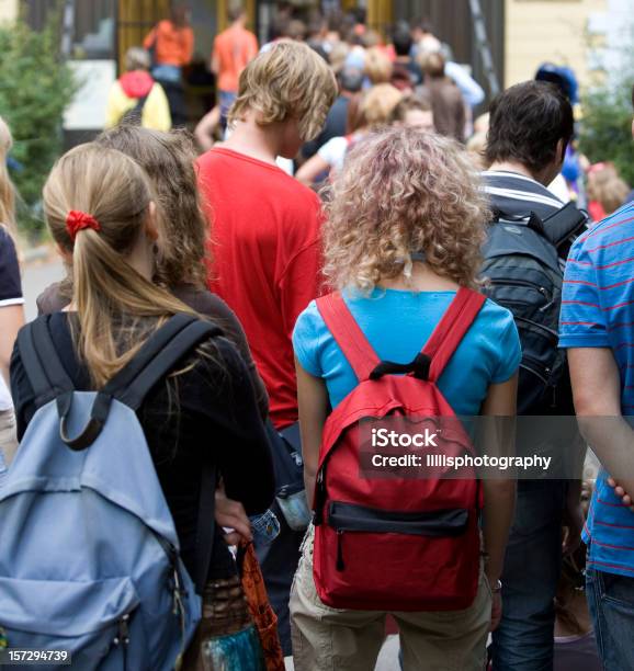 Personas Esperando En Línea Foto de stock y más banco de imágenes de Adolescente - Adolescente, Hacer cola, Atestado