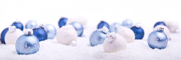 bolas de natal em luz azul e branco em fundo de neve - snow fake snow isolated christmas ornament - fotografias e filmes do acervo