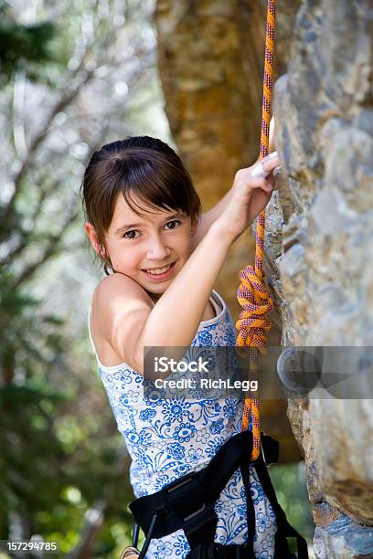 Klettern Mädchen Stockfoto und mehr Bilder von 12-13 Jahre - 12-13 Jahre, Abenteuer, Bergsteigen