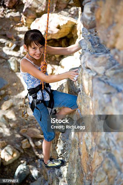 Foto de Garota De Escalada Em Rocha e mais fotos de stock de Criança - Criança, Escalação em rocha, Adolescente