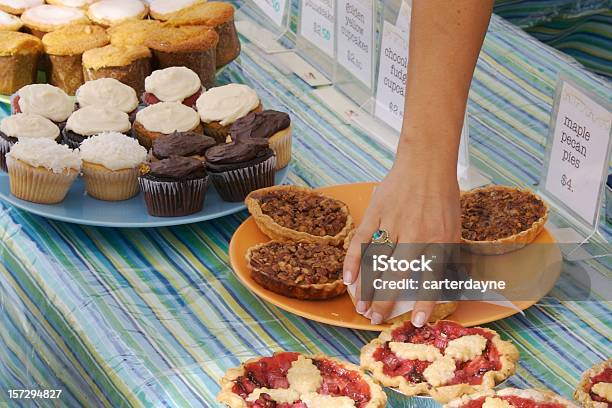 Donna Alza Maple Dolce Al Pecan Raccolta Fondi Di Beneficenza Vendita Di Torte - Fotografie stock e altre immagini di Fiera agricola