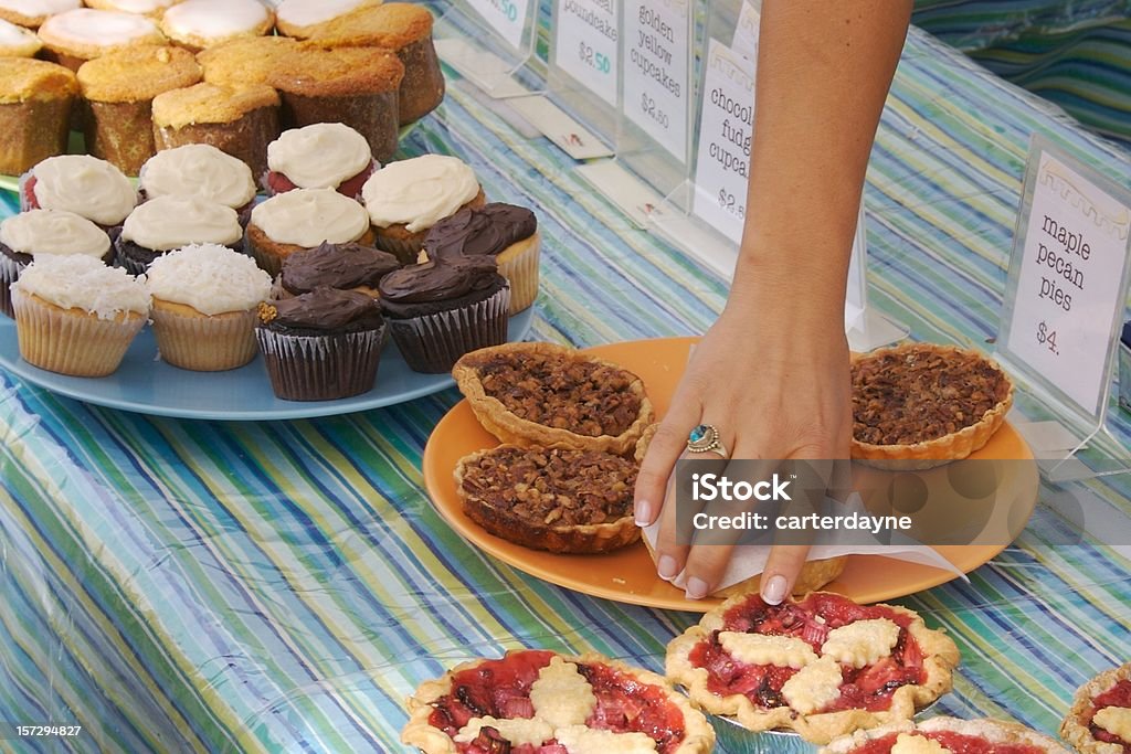Mulher pega nas maple Torta de Nozes pecan, entidade de angariação de fundos de caridade Venda de bolos e doces - Foto de stock de Feira agrícola royalty-free
