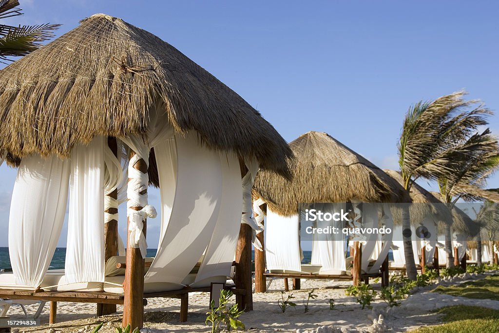 Paraíso en la playa, con cabañas y palmeras, espacio de copia - Foto de stock de Cenador libre de derechos