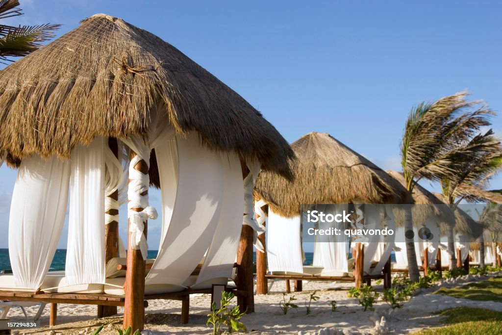 Praia paraíso, com Cabanas e palmeiras, espaço para texto - Foto de stock de Gazebo royalty-free