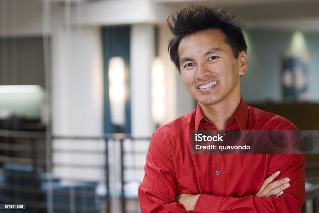Azjatycki Biznesmen Portret z Skrzyżowane ręce w biurze z kopia miejsce - Zbiór zdjęć royalty-free (Czerwony)