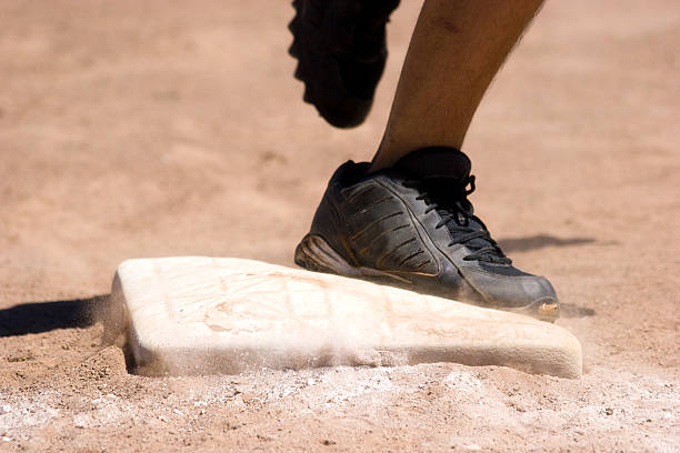 esecuzione di basi - baseball shoe foto e immagini stock