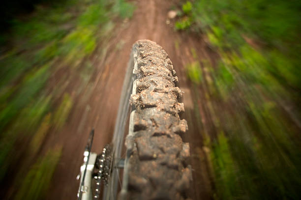 bicicleta de montaña tire perspectiva - tire car wheel macro fotografías e imágenes de stock