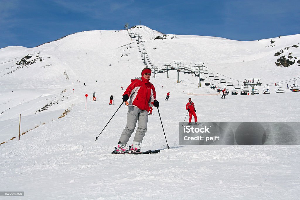 Zillertal, Austria-kobieta na nartach w Alpach - Zbiór zdjęć royalty-free (Kurort turystyczny)