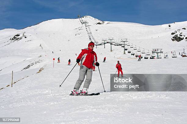 Zillertal Áustriamulher De Esqui Dos Alpes - Fotografias de stock e mais imagens de Empreendimento Turístico - Empreendimento Turístico, Panorâmica, Teleférico - Meio de Transporte