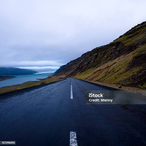 Lonely Road 夕暮れ - アイスランドのストックフォトや画像を多数ご用意 - アイスランド, カラー画像, コンクリート
