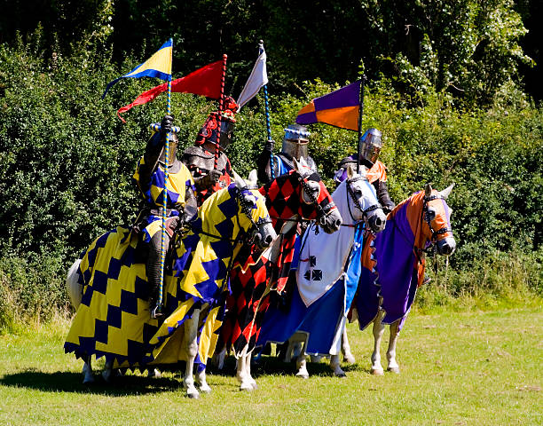 quatre knights de chevaux dans une rangée - joute photos et images de collection