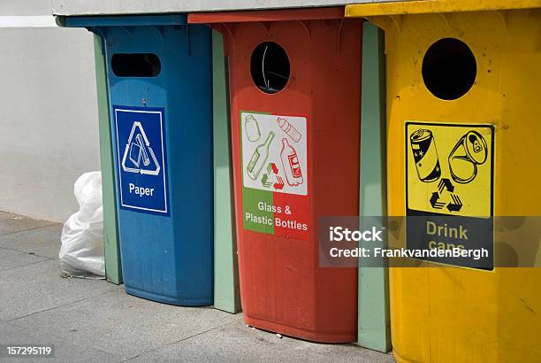 Cestini Per Rifiuti - Fotografie stock e altre immagini di Simbolo del riciclaggio - Simbolo del riciclaggio, Ambientazione esterna, Blu