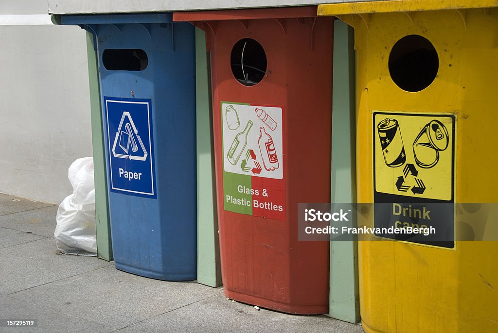 ゴミ容器 - リサイクルマークのロイヤリティフリーストックフォト