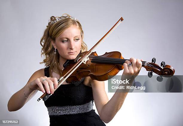 バイオリン奏者 - エクストリームスポーツのストックフォトや画像を多数ご用意 - エクストリームスポーツ, カラー画像, ティアラ