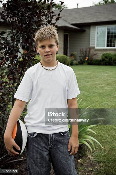 Fútbol De Niños Foto de stock y más banco de imágenes de 12-13 años - 12-13 años, 14-15 años, Adolescente