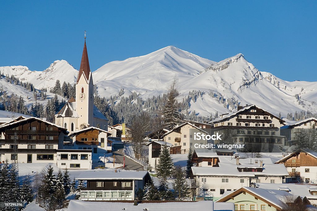 Le villge berwang - Photo de Rivière Lech libre de droits