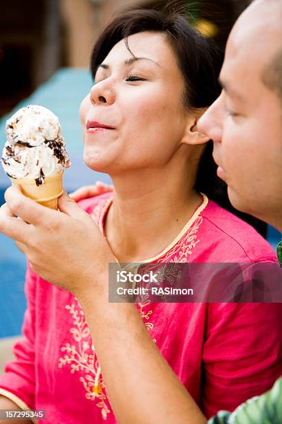 Foto de Compartilhamento De Sorvete e mais fotos de stock de Adulto - Adulto, Alimentar, Amimar