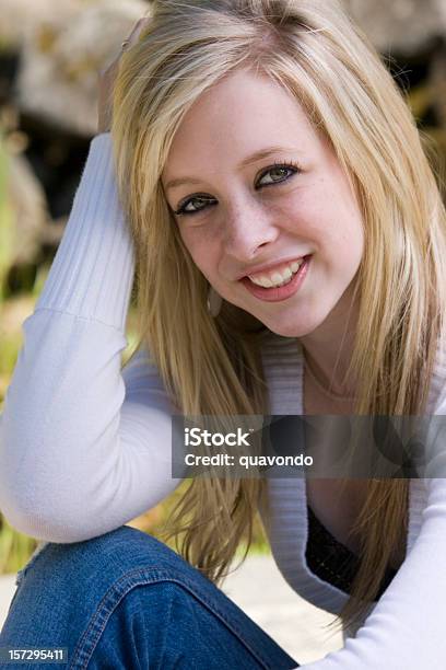Piękne Blond Nastolatka Zbliżenie Portret - zdjęcia stockowe i więcej obrazów Młode kobiety - Młode kobiety, Portret, 16-17 lat