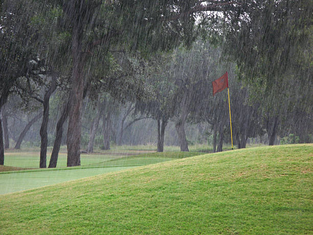 rained salida de golf - damp course fotografías e imágenes de stock