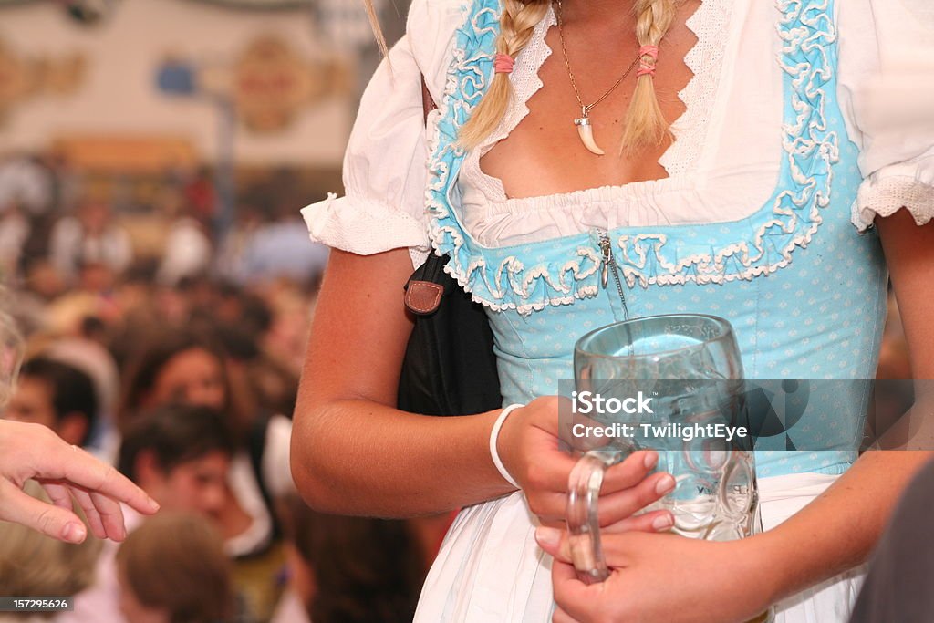 Молодая девушка с Пивная кружка - Стоковые фото Бавария роялти-фри